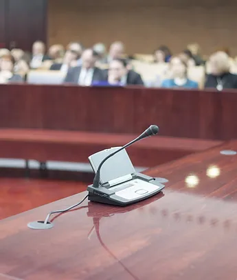 Martelo de juiz sobre mesa de tribunal