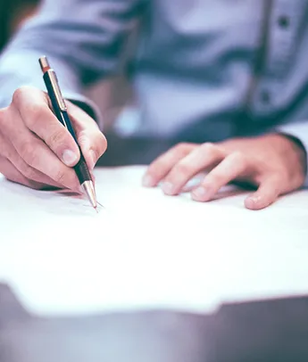 Documentos e escritura sobre mesa de escritório